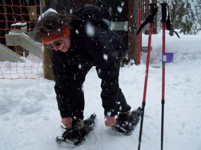 Helga beim Schliessen der Schneeschuhe